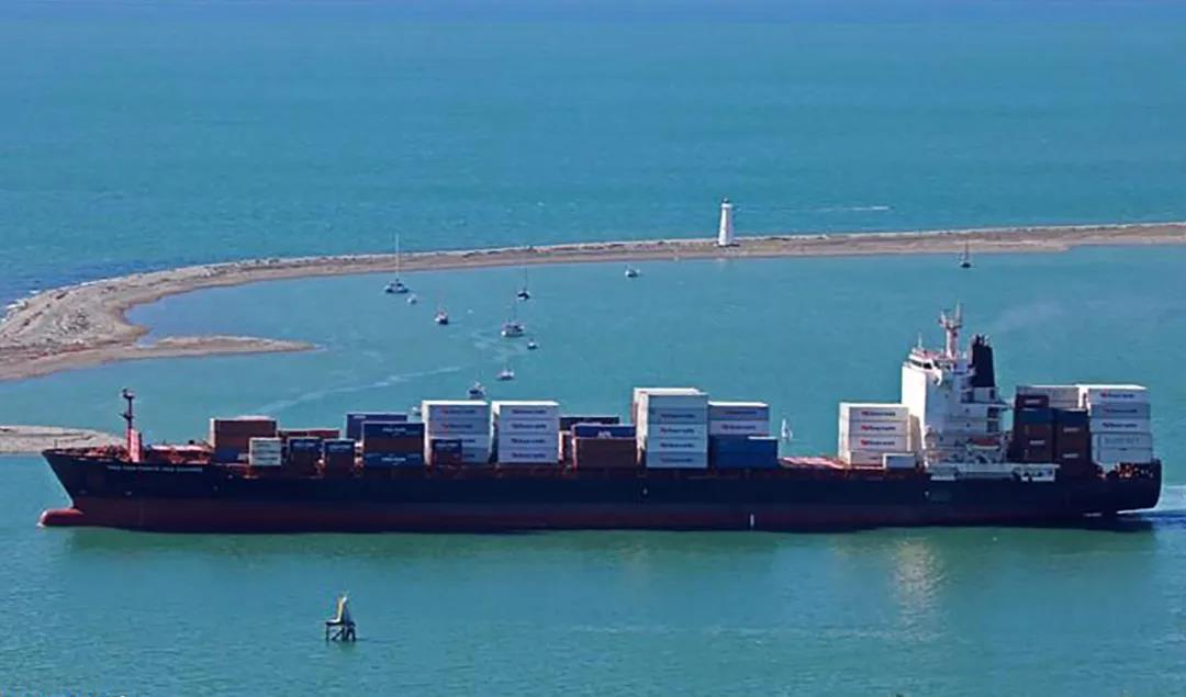 事故丨15人被綁架！又有集裝箱船遭海盜襲擊；一集裝箱船與駁船相撞