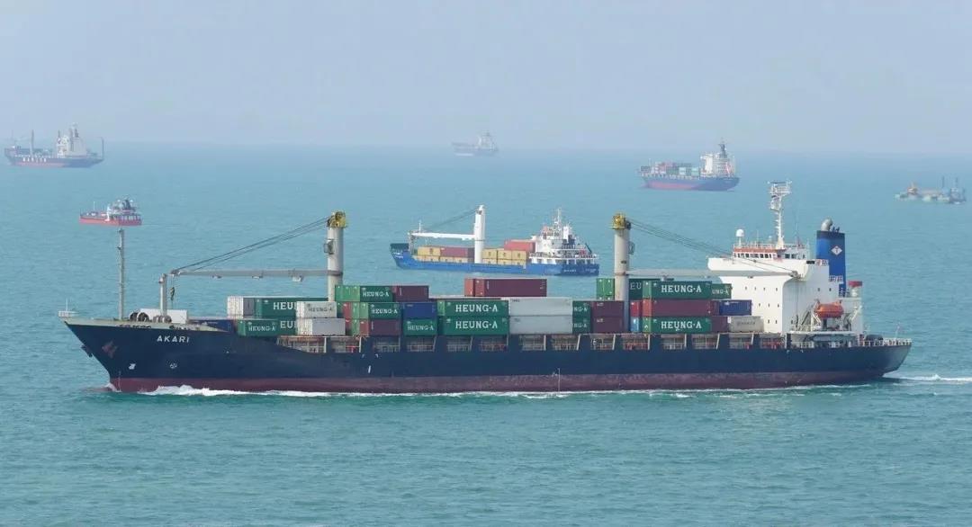 事故丨15人被綁架！又有集裝箱船遭海盜襲擊；一集裝箱船與駁船相撞