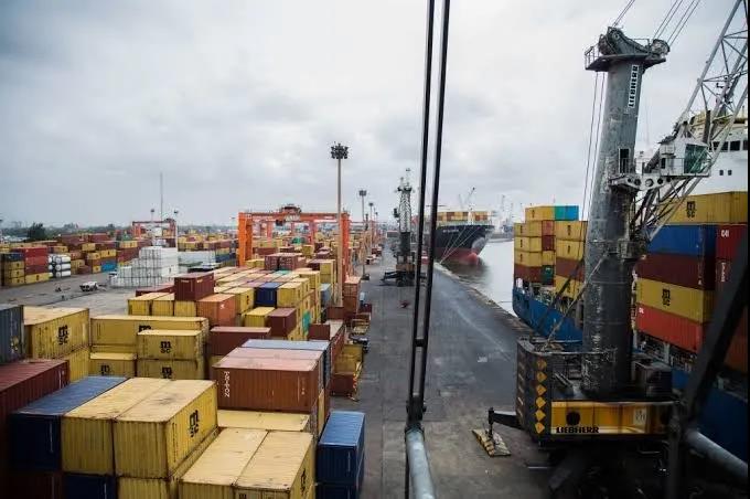 貨運(yùn)成本暴漲600％！該國(guó)無(wú)人提貨/棄貨風(fēng)險(xiǎn)激增，超4000個(gè)集裝箱貨物或?qū)⒃馀馁u