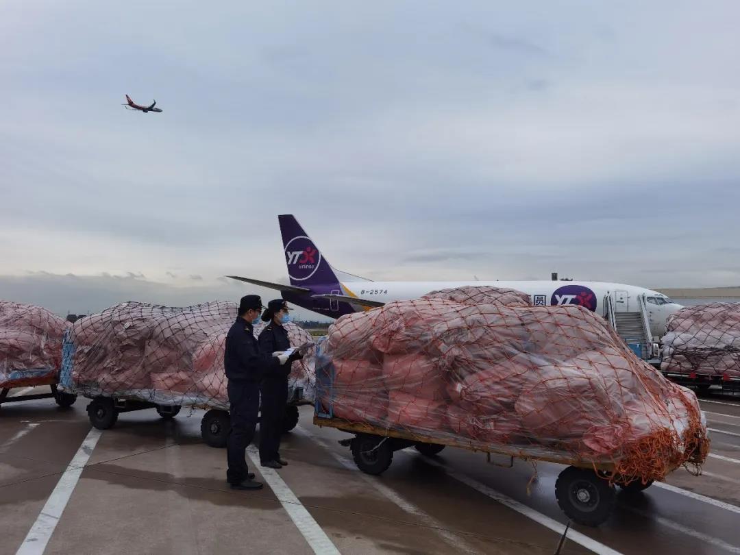 驗(yàn)放進(jìn)出口清單24.5億票，增長(zhǎng)63.3%，我國(guó)跨境電商增長(zhǎng)迅猛！