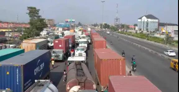 “死亡擁堵”！船舶到港1個月才能卸貨！一個貨柜運到內(nèi)陸20公里就需花費4000美元