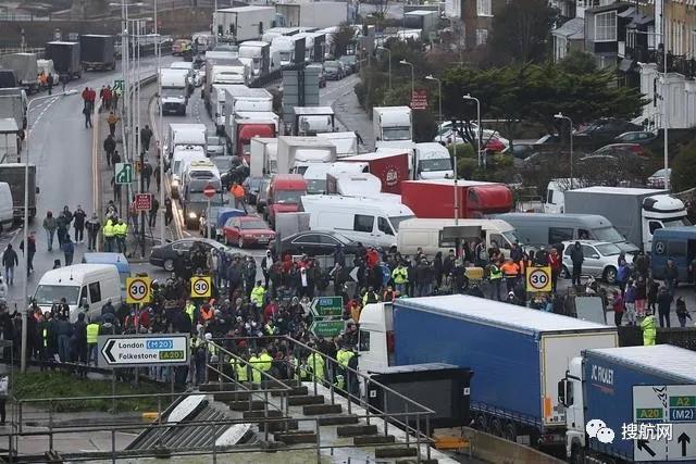 中國(guó)暫停往返英國(guó)航班，英國(guó)多佛港公路仍舊混亂擁堵