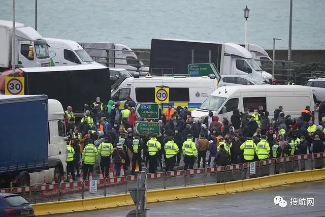 中國(guó)暫停往返英國(guó)航班，英國(guó)多佛港公路仍舊混亂擁堵