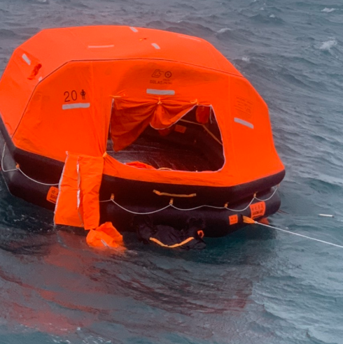 最新：翻沉的"鑫鴻"輪, 2人遇難, 1人確認(rèn)為中國籍...2人仍失蹤