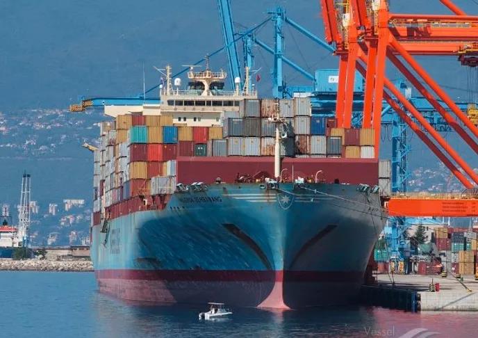 港口嚴(yán)重?fù)矶?，卡車排?duì)數(shù)公里！各大船公司取消樞紐港靠泊，港口貨運(yùn)量暴跌！