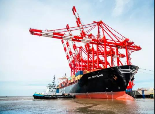 港口嚴(yán)重?fù)矶拢ㄜ嚺抨?duì)數(shù)公里！各大船公司取消樞紐港靠泊，港口貨運(yùn)量暴跌！