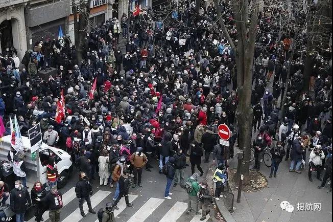法國(guó)突發(fā)大型暴亂！5萬人沖上街頭打砸搶燒，銀行遭洗劫一空，場(chǎng)面混亂