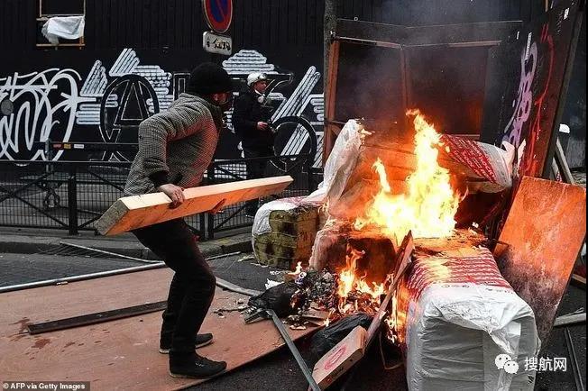 法國(guó)突發(fā)大型暴亂！5萬人沖上街頭打砸搶燒，銀行遭洗劫一空，場(chǎng)面混亂