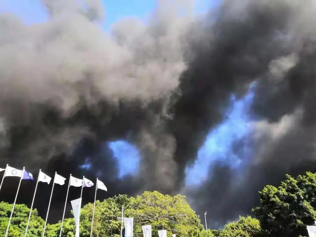 深圳鹽田一物流園突發(fā)起火，事發(fā)現(xiàn)場黑煙滾滾，受困3人已被救出