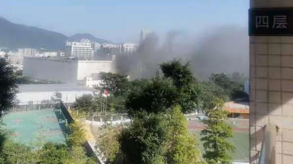 深圳鹽田一物流園突發(fā)起火，事發(fā)現(xiàn)場黑煙滾滾，受困3人已被救出