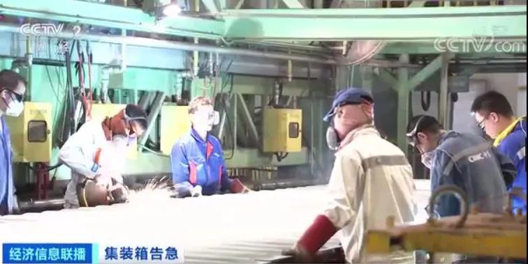 緊缺！拖車司機碼頭排隊領(lǐng)集裝箱 訂單排到明年3月