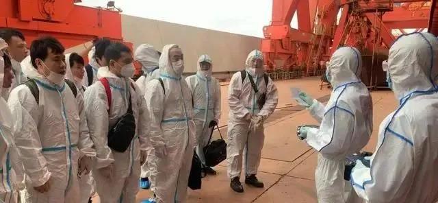 首次！40萬(wàn)噸級(jí)礦石船入境?？繜熍_(tái)進(jìn)行人員輪換