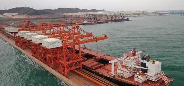 首次！40萬(wàn)噸級(jí)礦石船入境?？繜熍_(tái)進(jìn)行人員輪換